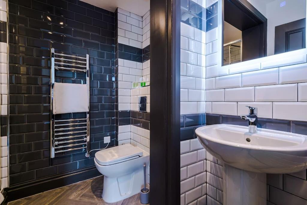 Supersized Studio In Честер Екстер'єр фото